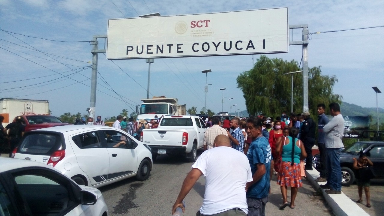 Con bloqueo colonos de Coyuca de Benítez le piden a la Sedena edificar