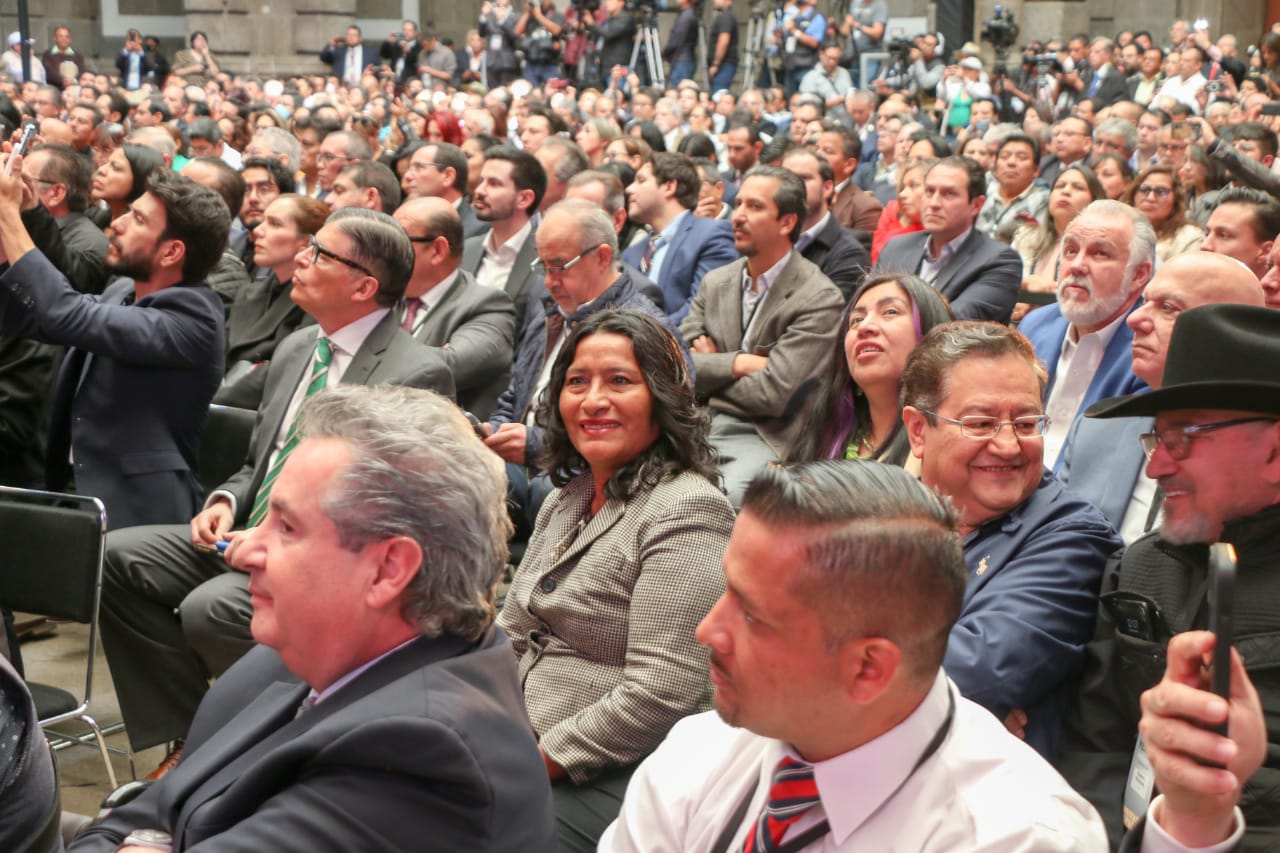 Asiste Abelina López a la presentación del libro El Camino de México