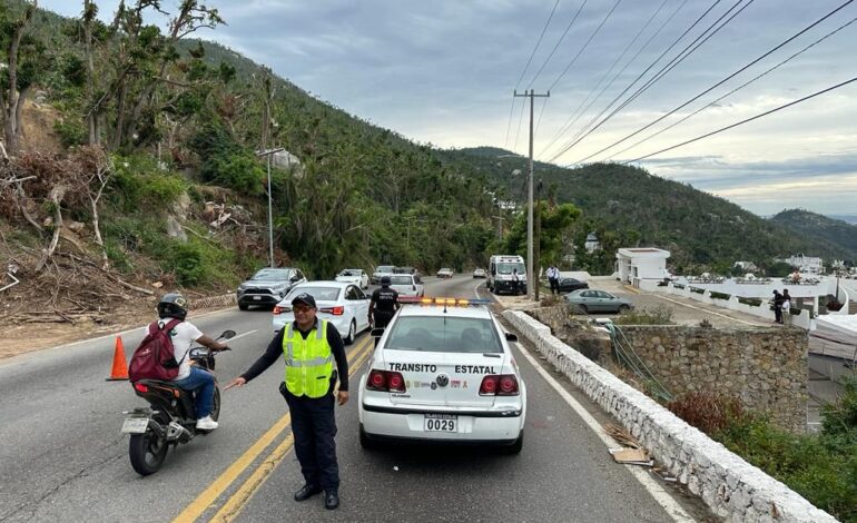 Gobierno De Guerrero Atiende Dos Derrumbes En Avenida Esc Nica De