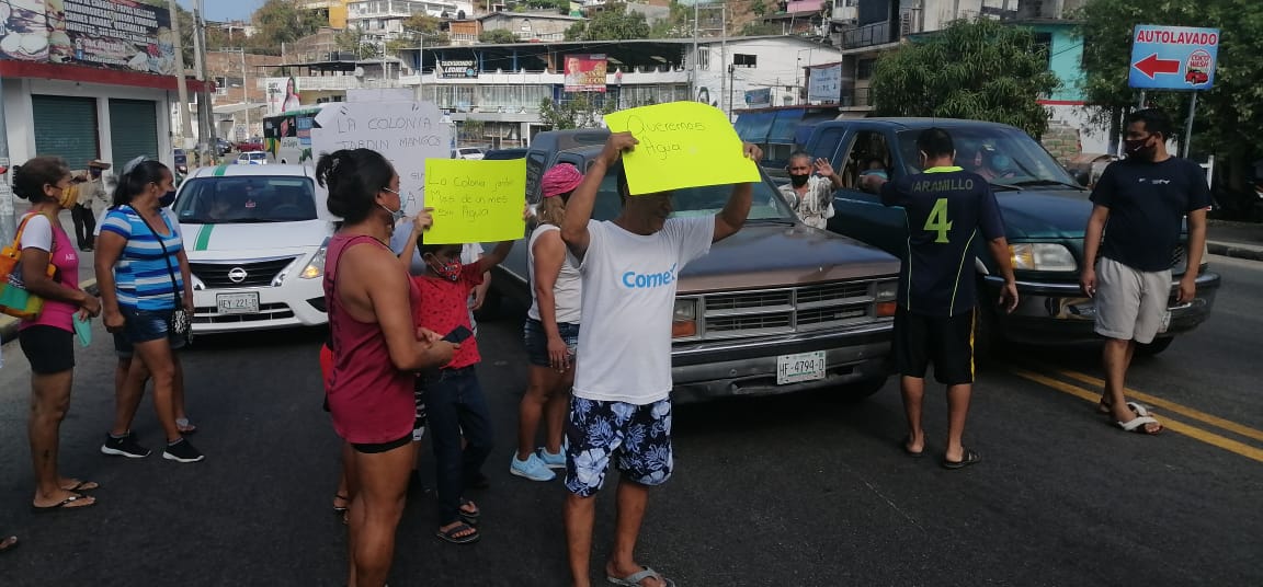 Bloquean Calzada Pie de la Cuesta en Acapulco en demanda de agua potable