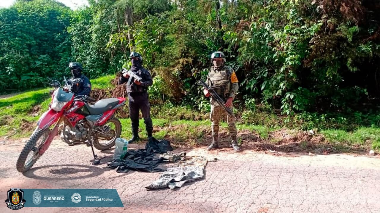 Decomisan chalecos tácticos, droga y motocicleta en Taxco; no hay detenidos