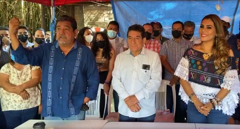 A los normalistas de Ayotzipana hay que «tenderles la mano», señala Félix Salgado