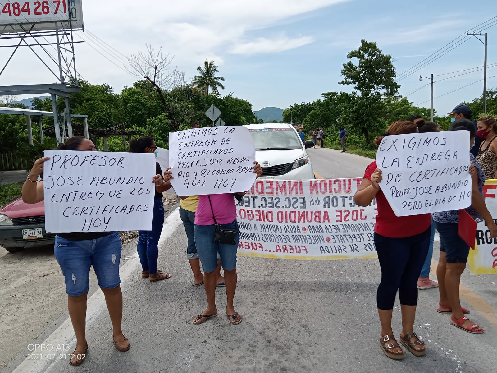 Madres de familia bloquean de manera intermitente la Zihuatanejo-Acapulco