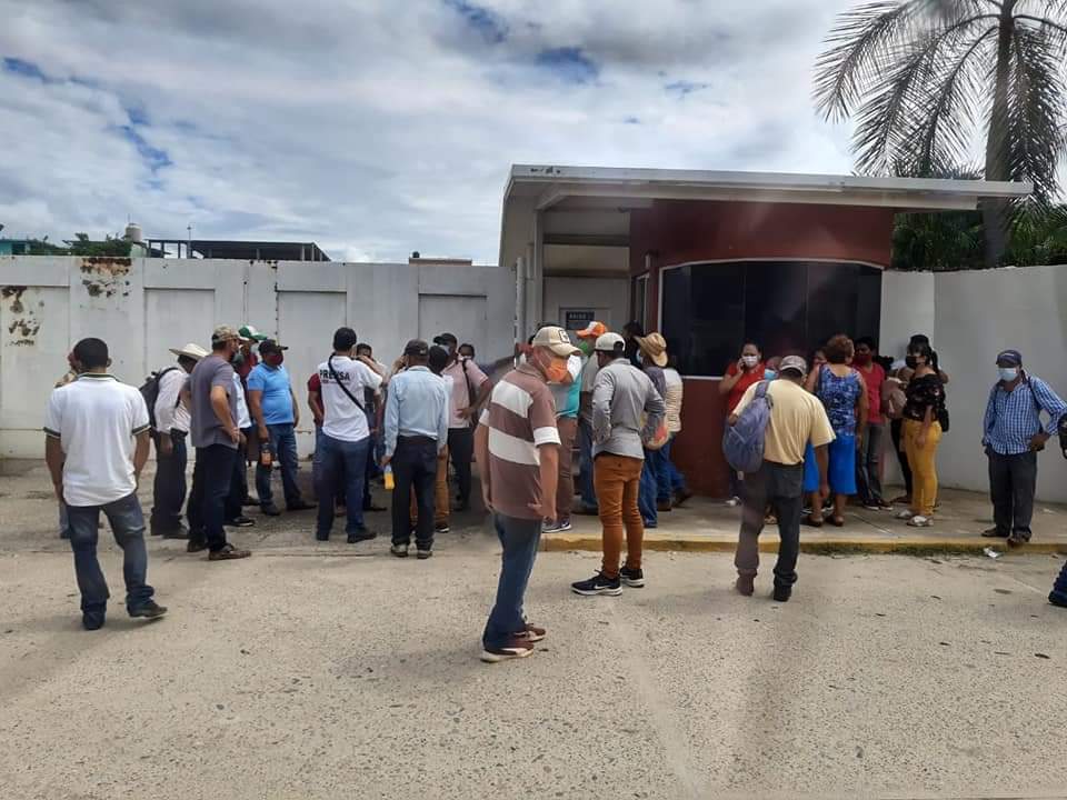 Comisarios toman oficinas de CFE en Atoyac de Álvarez por mal servicio