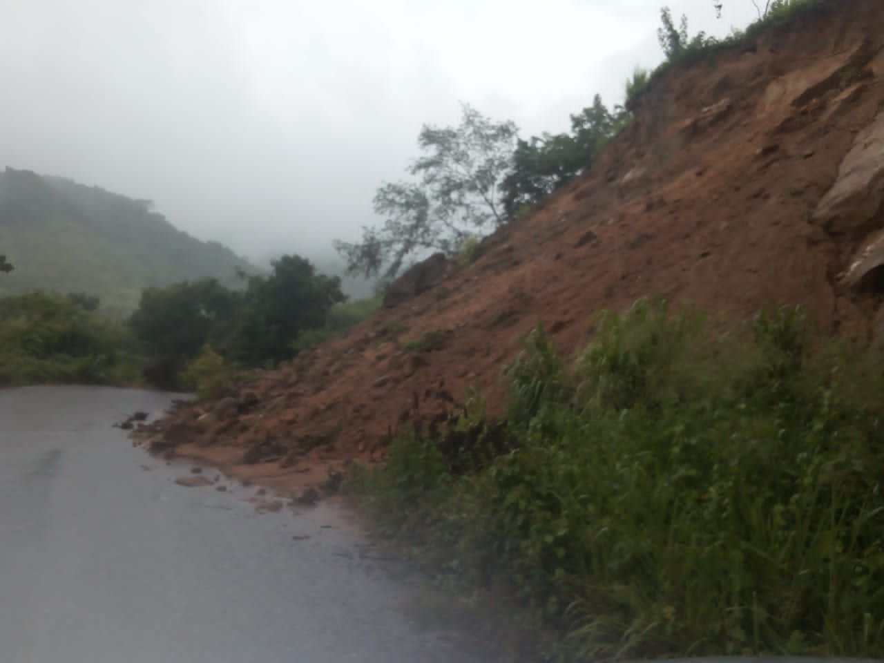 Lluvias ocasionan segundo derrumbe en El Paraíso, en Atoya de Álvarez, Guerrero