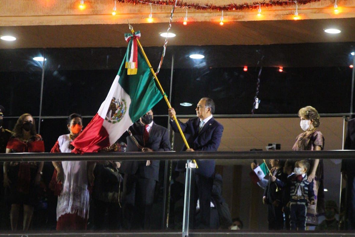 Ondea Astudillo por última vez la bandera tricolor en ceremonia del Grito de Independencia