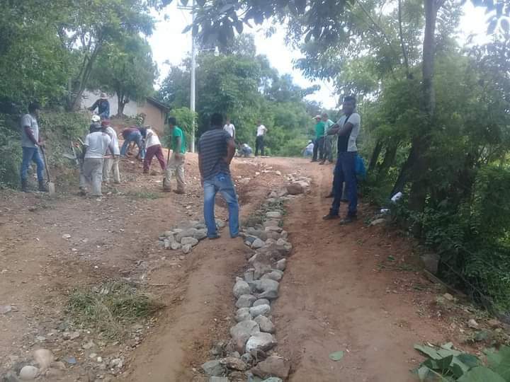 Sismo y lluvias incomunican poblado de Atoyac de Álvarez, en Guerrero