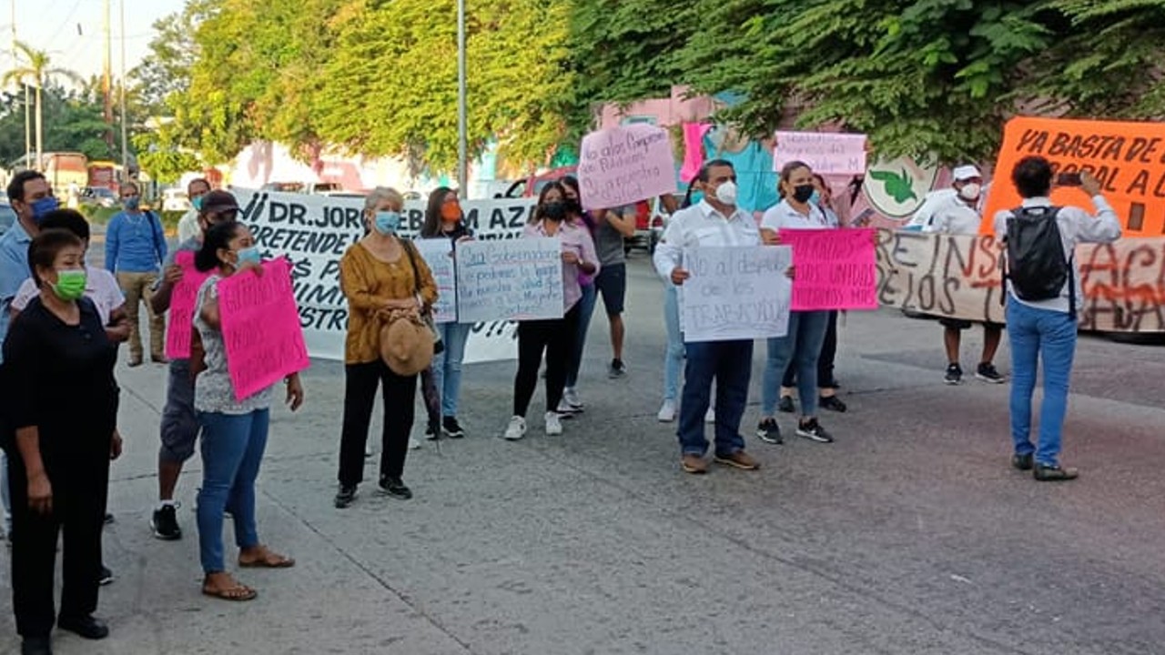 Médicos, enfermeras y trabajadores del Iecan en Acapulco bloquean avenida