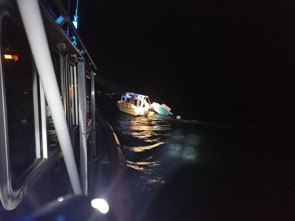 Marinos salvan a cuatro personas de ahogarse en desfile marino nocturno en la bahía de Zihuatanejo