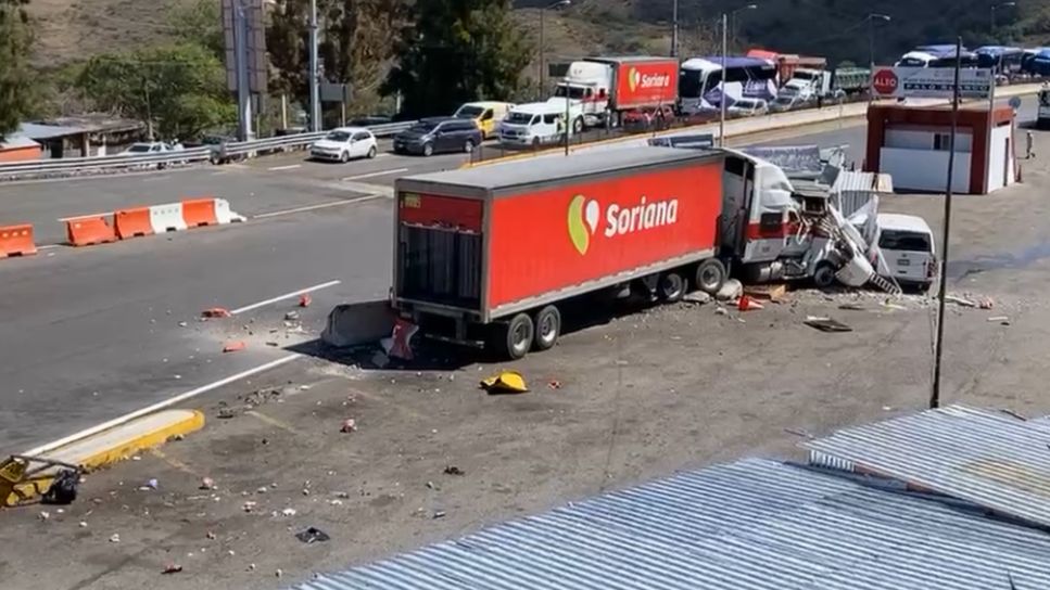 Normalistas de Ayotzinapa enfrentan a corporaciones policiales de los tres niveles de gobierno en la Autopista del Sol