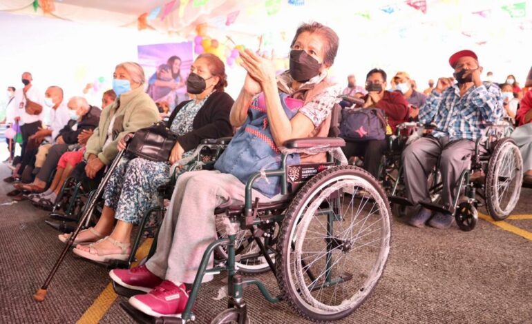 Encabezan Evelyn Salgado y Liz Salgado entrega mensual de aparatos funcionales del DIF Guerrero