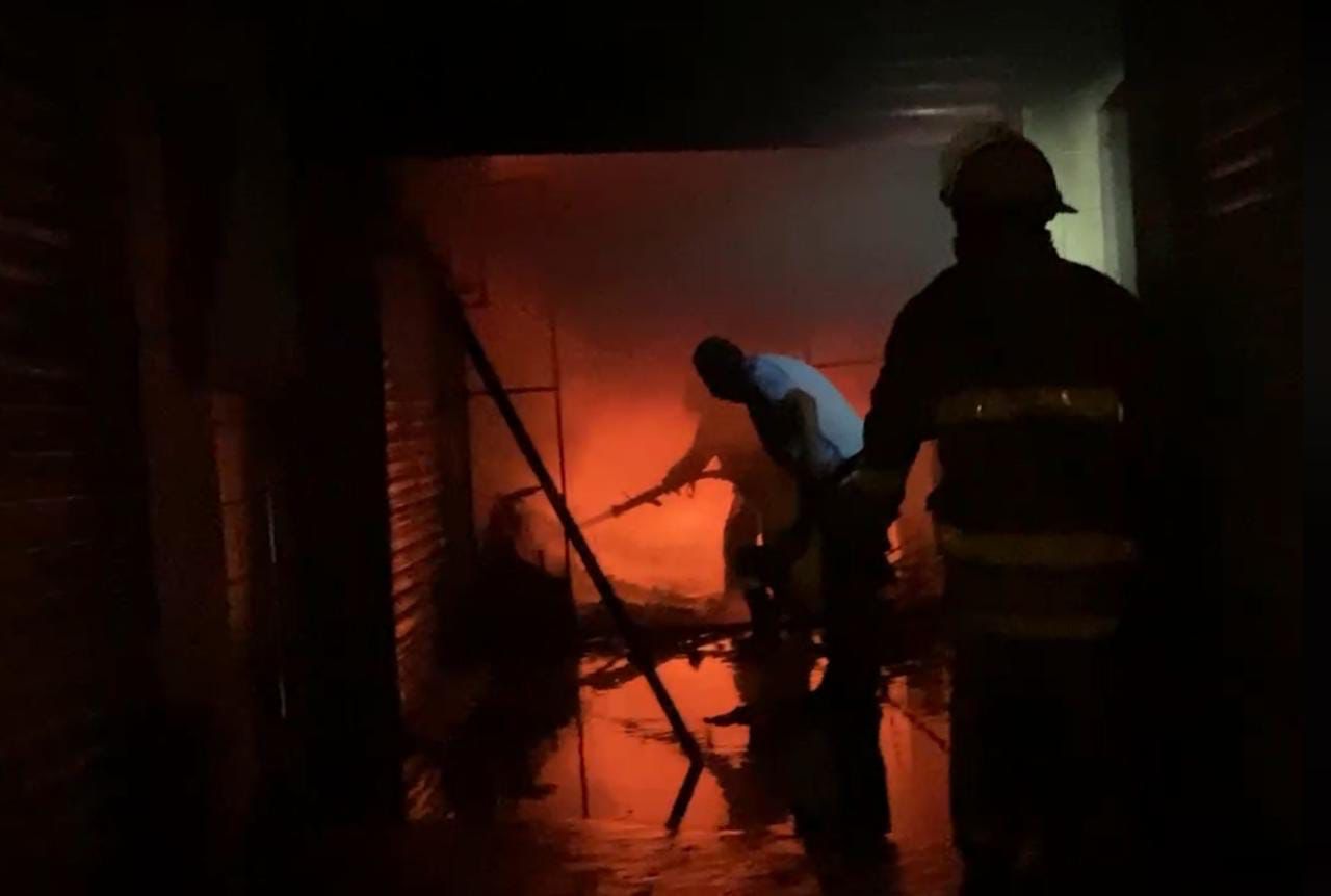 Bomberos del gobierno del estado sofocan incendio en el mercado de Ciudad Altamirano