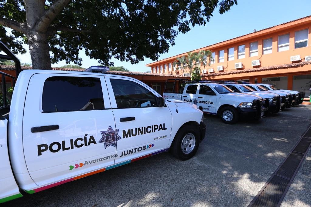 Entrega Evelyn Salgado patrullas, equipo y uniformes a personal de Seguridad Pública de Zihuatanejo