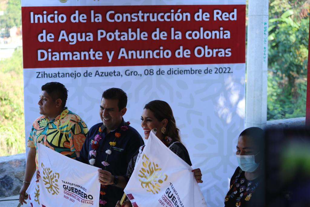 Evelyn Salgado y Jorge Sánchez dan banderazo de inicio de la construcción de la red de agua potable en Zihuatanejo