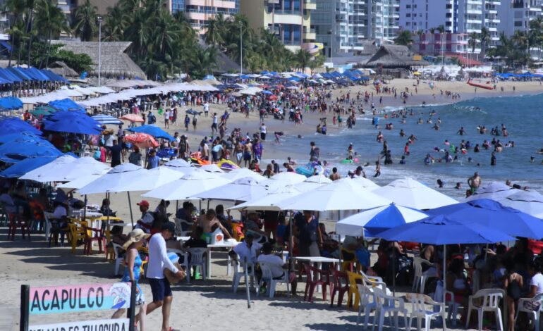 Llegan familias a centros de recreo y playas de Guerrero para despedir el año