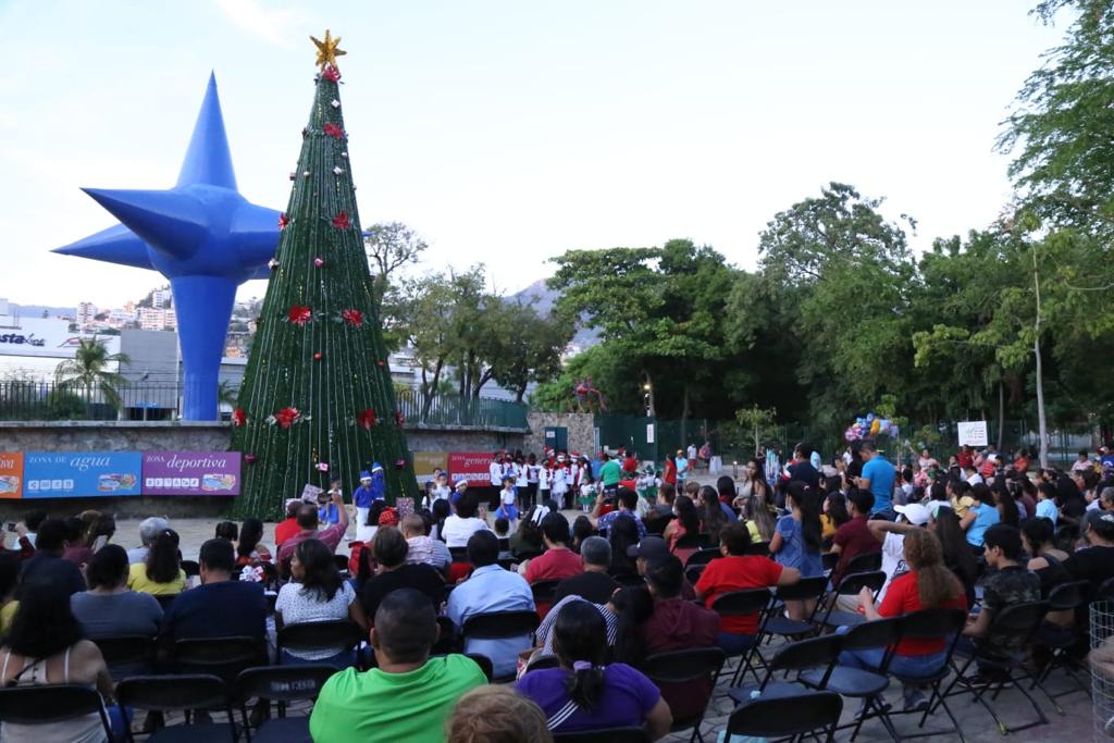 La magia de la Navidad llegó al Parque Papagayo con el encendido del árbol y la Villa Navideña