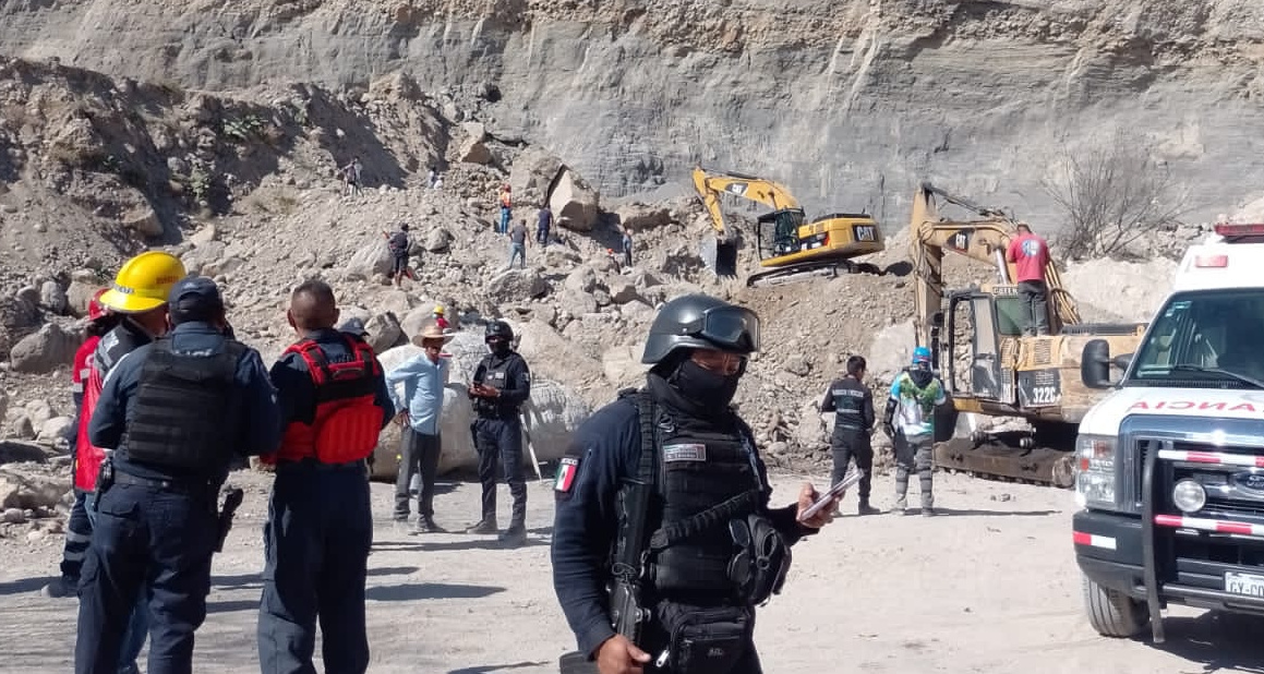 Gobierno de Guerrero rescata a dos trabajadores atrapados en un derrumbe en mina de arena en Taxco