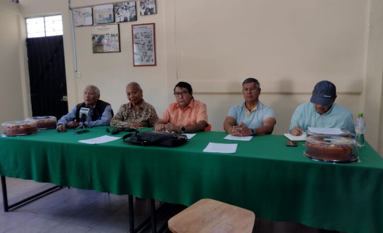 Jubilados de la Universidad de Guerrero exigen pago del bono de fin de año