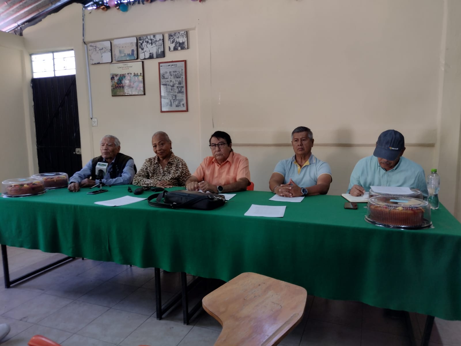 Jubilados de la Universidad de Guerrero exigen pago del bono de fin de año