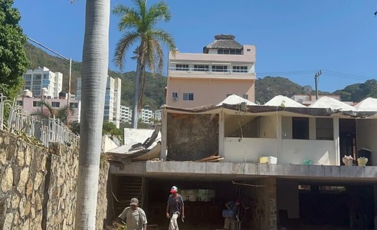 A albañil le cae loza de vivienda en construcción en Acapulco