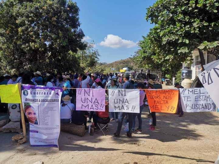 Bloquean carretera para exigir la aparición con vida de estudiante de derecho