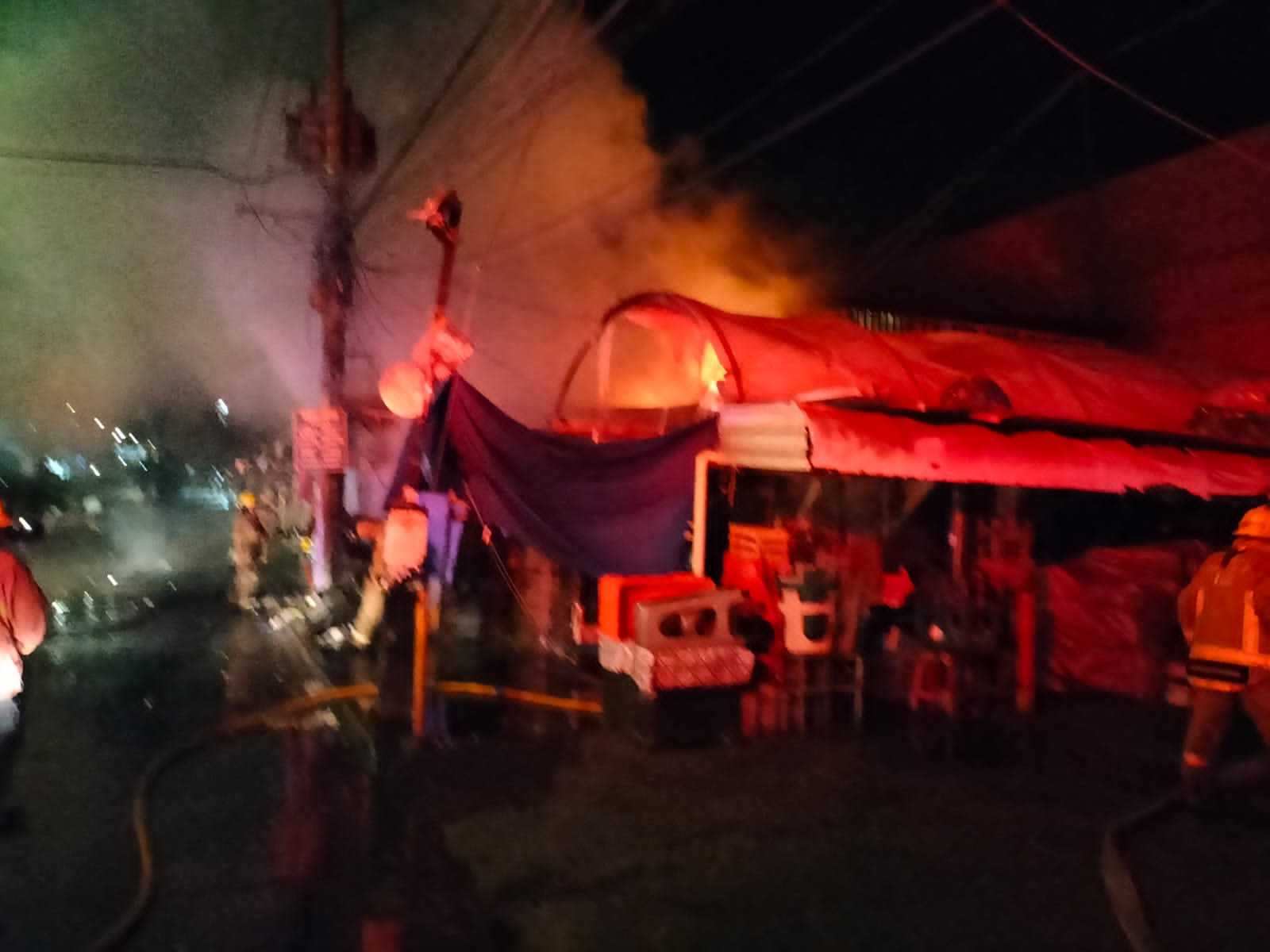 Incendian locales del Mercado Central de Chilpancingo y una marisquería al norte de la ciudad