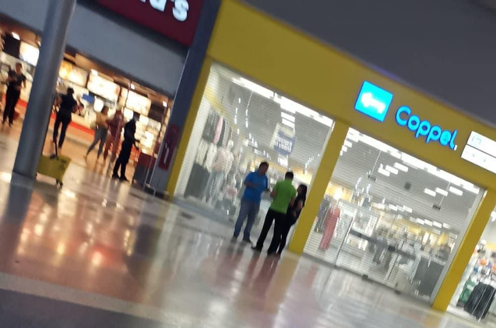 Grupo armado irrumpe en tienda Coppel para robar 50 equipos móviles