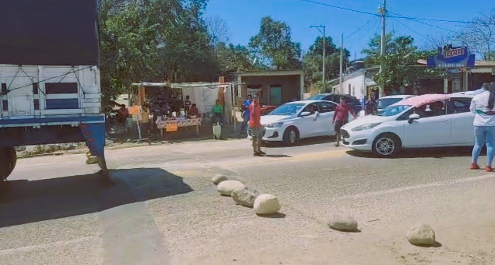 Pobladores de Tecpan de Galeana bloquean la carretera Acapulco-Zihuatanejo en demanda de la salida de la Marina