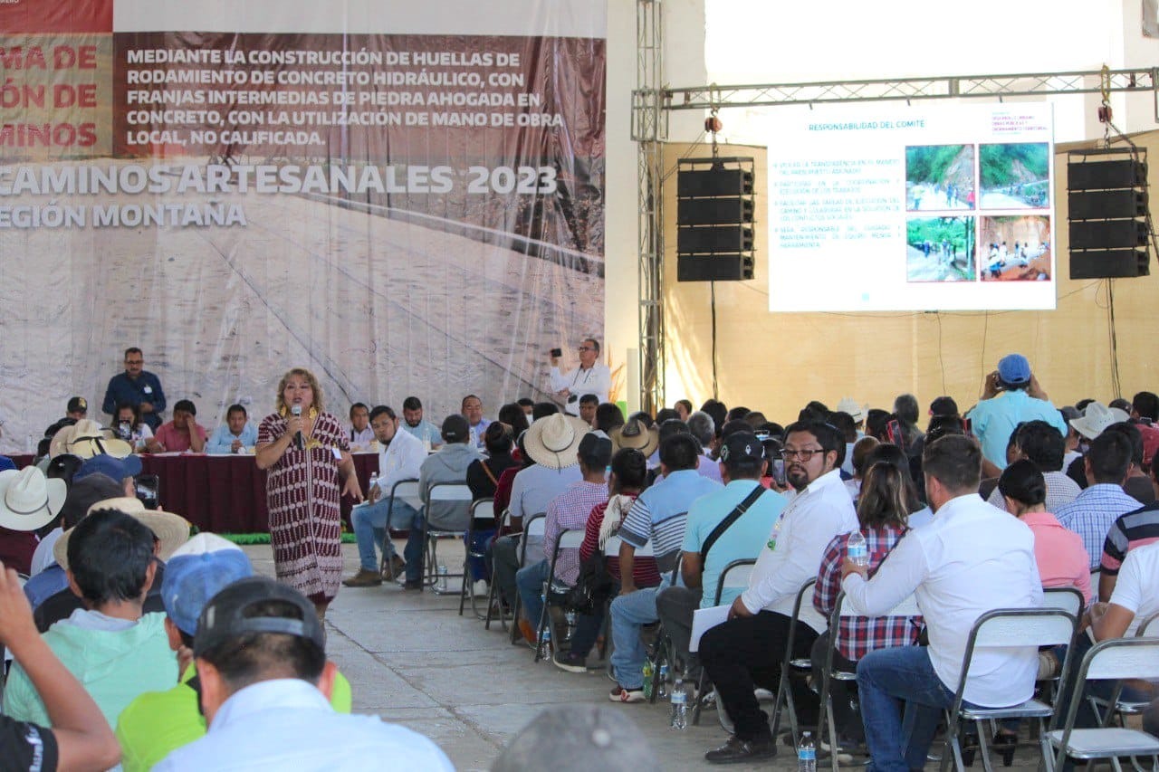 Este año se proyectan 98 obras a través del Programa de Caminos Artesanales en Guerrero