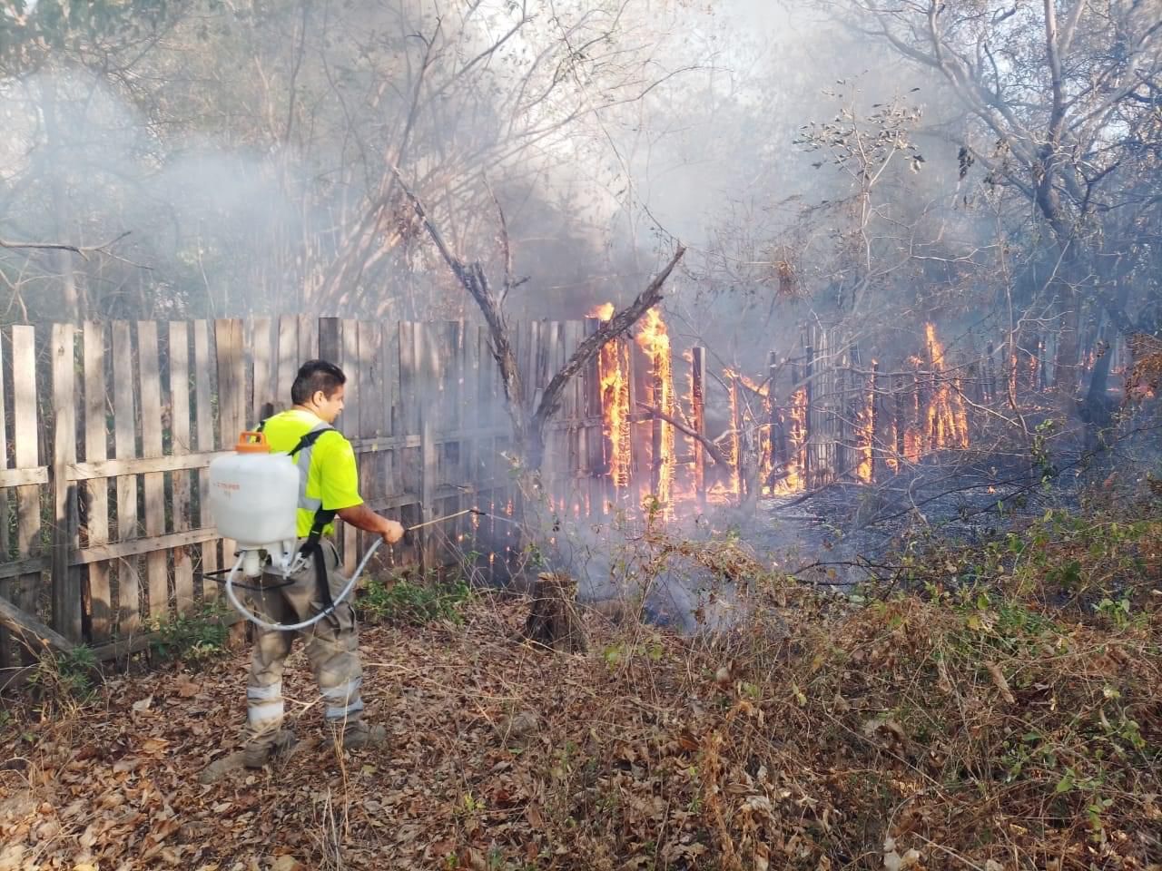 Incendio consume pastizal, un camión, neumáticos y madera en predio de expresidente municipal de Tecpan de Galeana