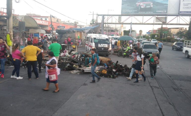 Después de protestas y 18 horas tarde, la Fiscalía de Guerrero comienza el peritaje del área incendiada del mercado