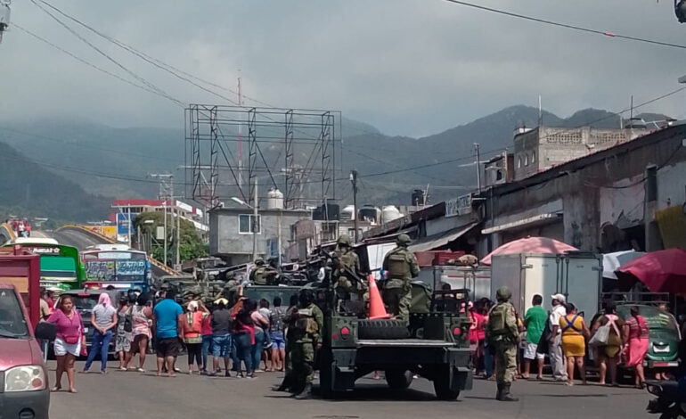 Comerciantes del Mercado Central retienen a militares por detención de joven armado