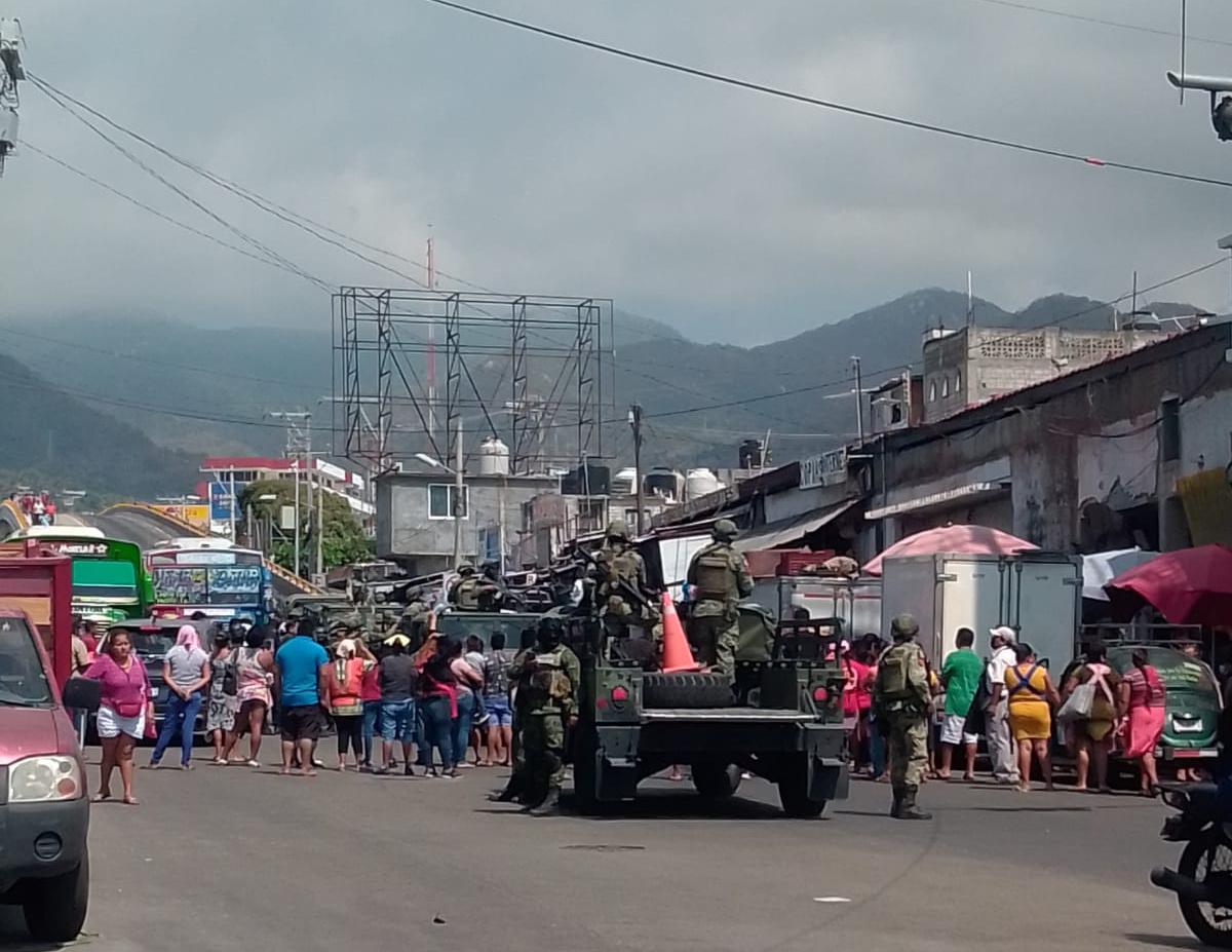 Comerciantes del Mercado Central retienen a militares por detención de joven armado