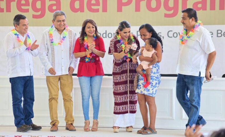 Entrega Evelyn Salgado apoyos del Programa Mejoramiento de Vivienda e inaugura el camino San José Mogollón-Carrera Larga, en Coyuca de Benítez