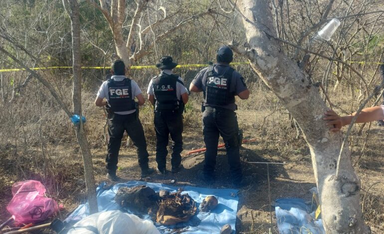 Localizan dos fosas clandestinas de donde sacan dos osamentes