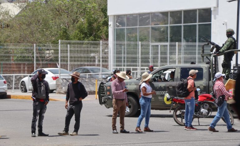 Marchan y bloquean profesores de preparatorias populares; exigen reconocimiento oficial