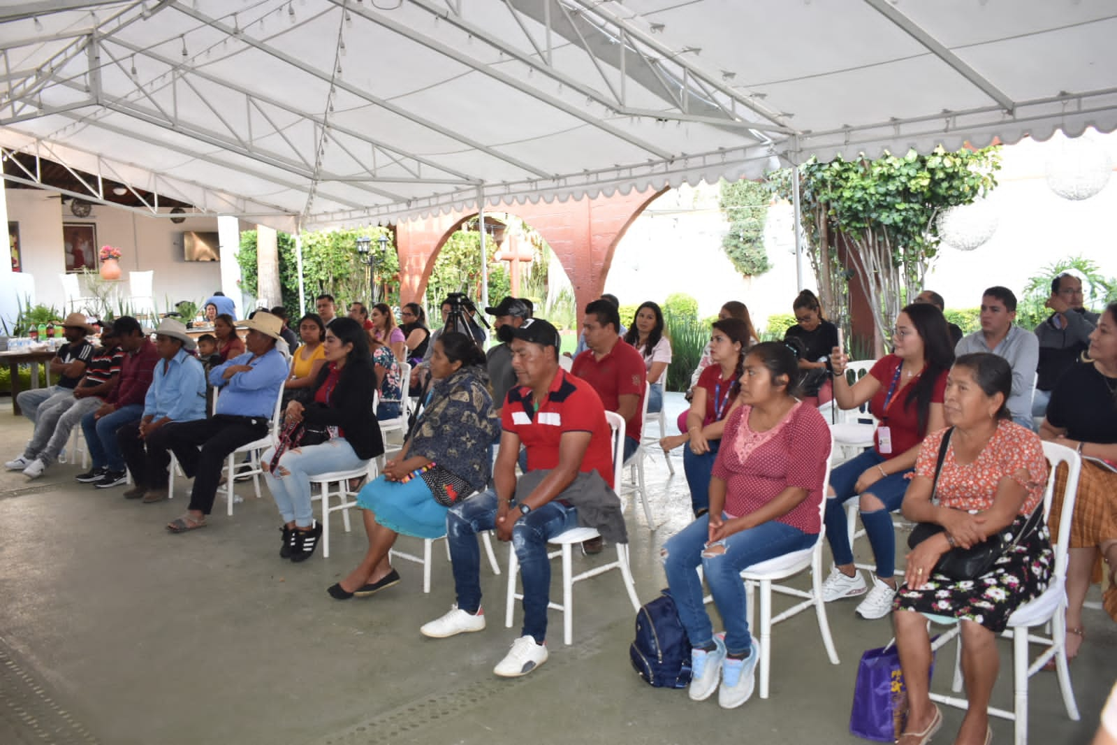 Minera Media Luna entrega pintura a habitantes para mejorar las fachadas de las viviendas de El Miraval