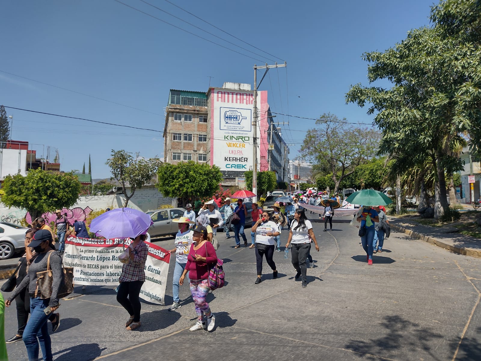 Trabajadores de contrato del Bienestar marchan para demandar garantías laborales