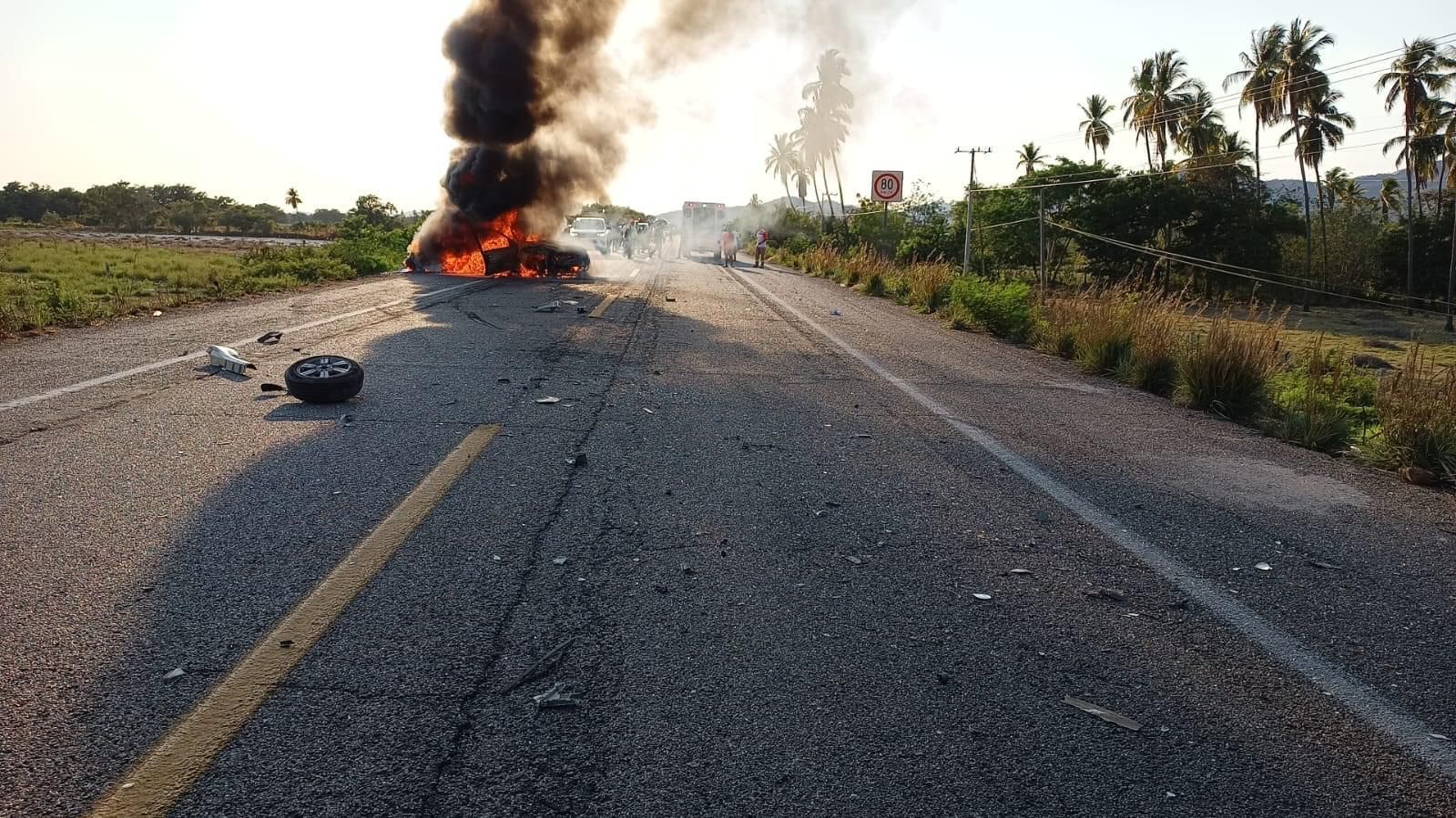 Viven para contarlo: sobreviven a choque e incendio de vehículo en la Acapulco-Zihuatanejo