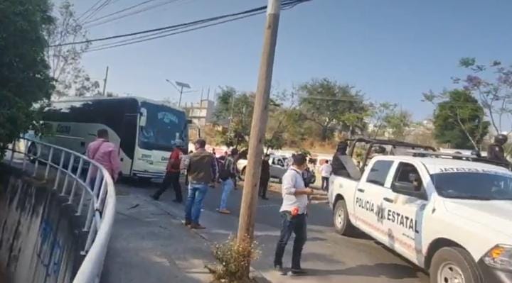 Se enfrentan normalistas de Ayotzinapa con policías antimotines en Boulevard Vicente Guerrero, en Chilpancingo