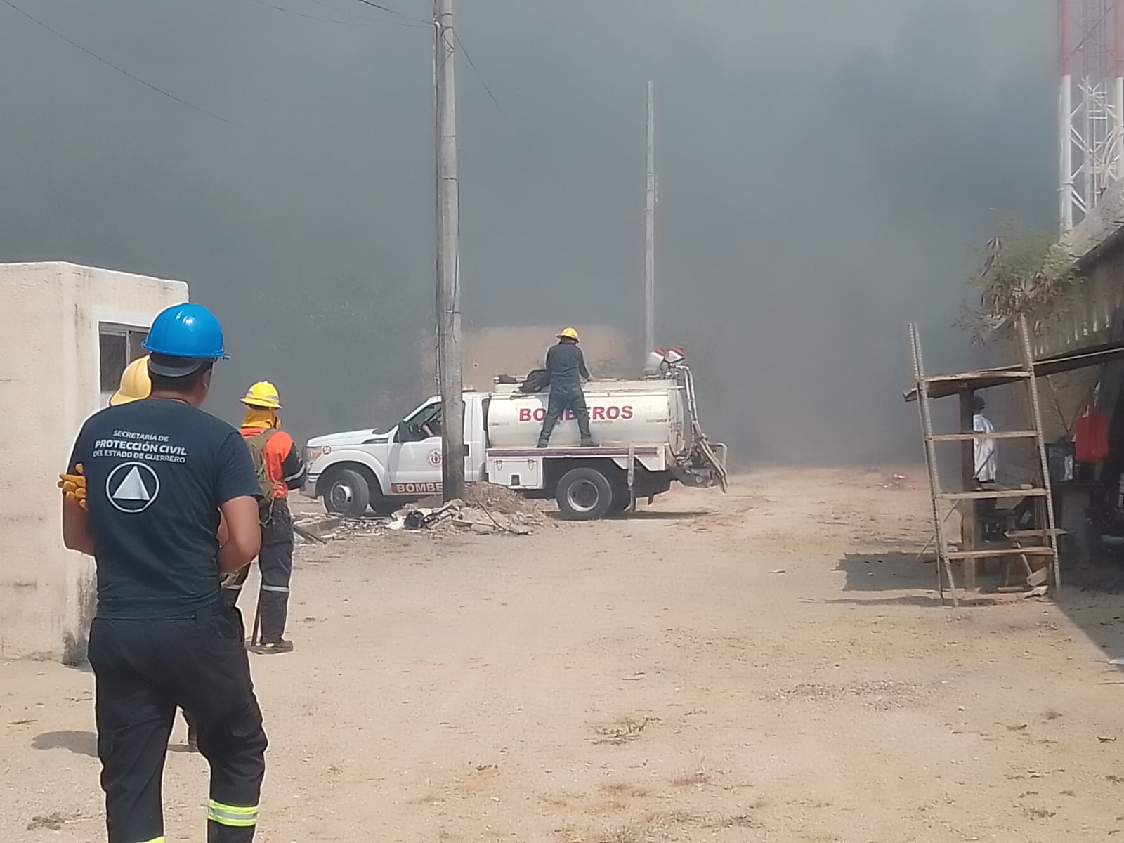 Incendio en el Acapulco Diamante consume materiales de PVC en un depósito del Infonavit