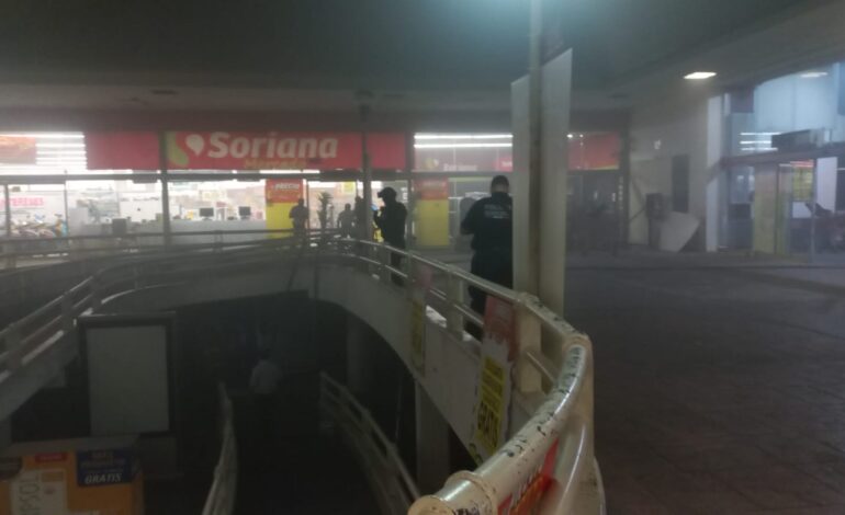 Explota vehículo en tienda Soriana Cuauhtémoc