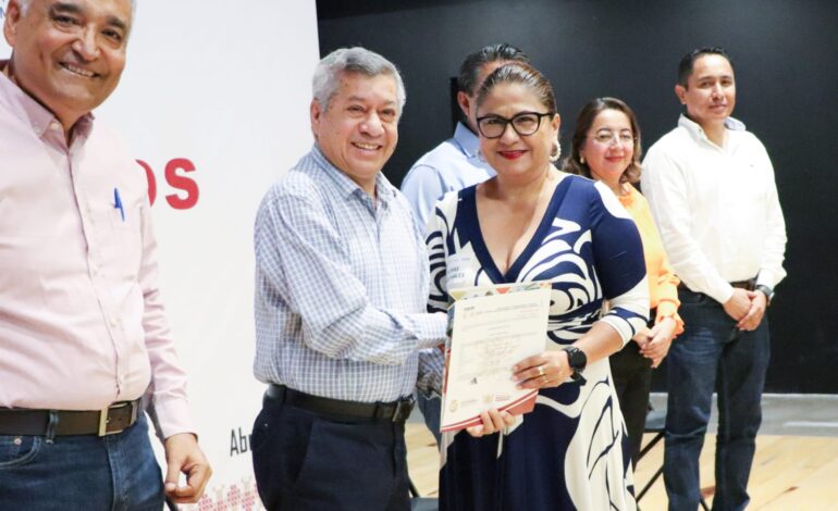 Entrega Secretaría de Educación en Guerrero 191 plazas de promoción a maestros del nivel básico