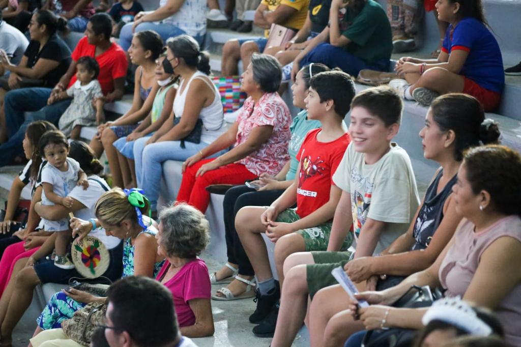 Niñas y niños responden al segundo concierto didáctico de la Banda de Música de la Novena Región Militar en el Parque Papagayo