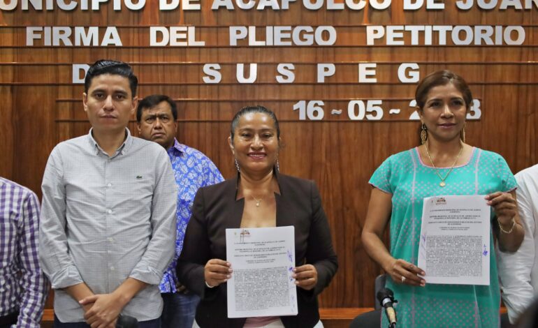 Firma Abelina López pliego petitorio con el SUSPEG