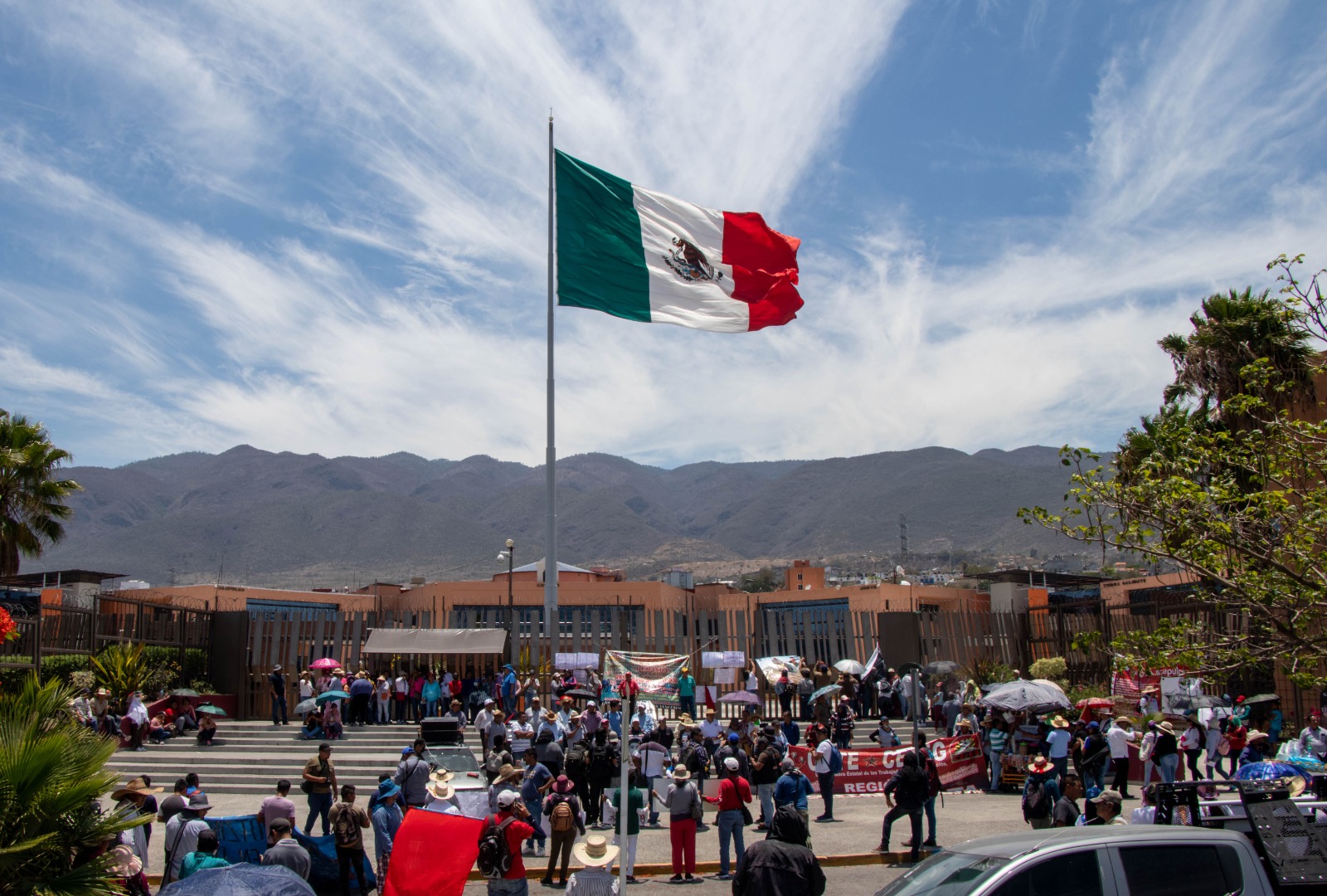 Marchan en Chilpancingo organizaciones sociales por el día del trabajo