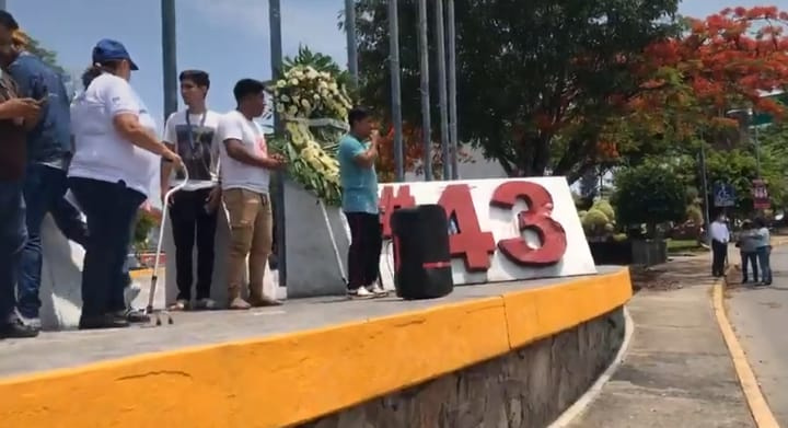 AMLO le queda a deber al caso Ayotzinapa, dicen organizaciones sociales en mitin para exigir justicia