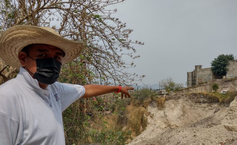 Colonos de Chilpancingo reclaman que no se les construyó un muro para evitar desgajamiento de barranca