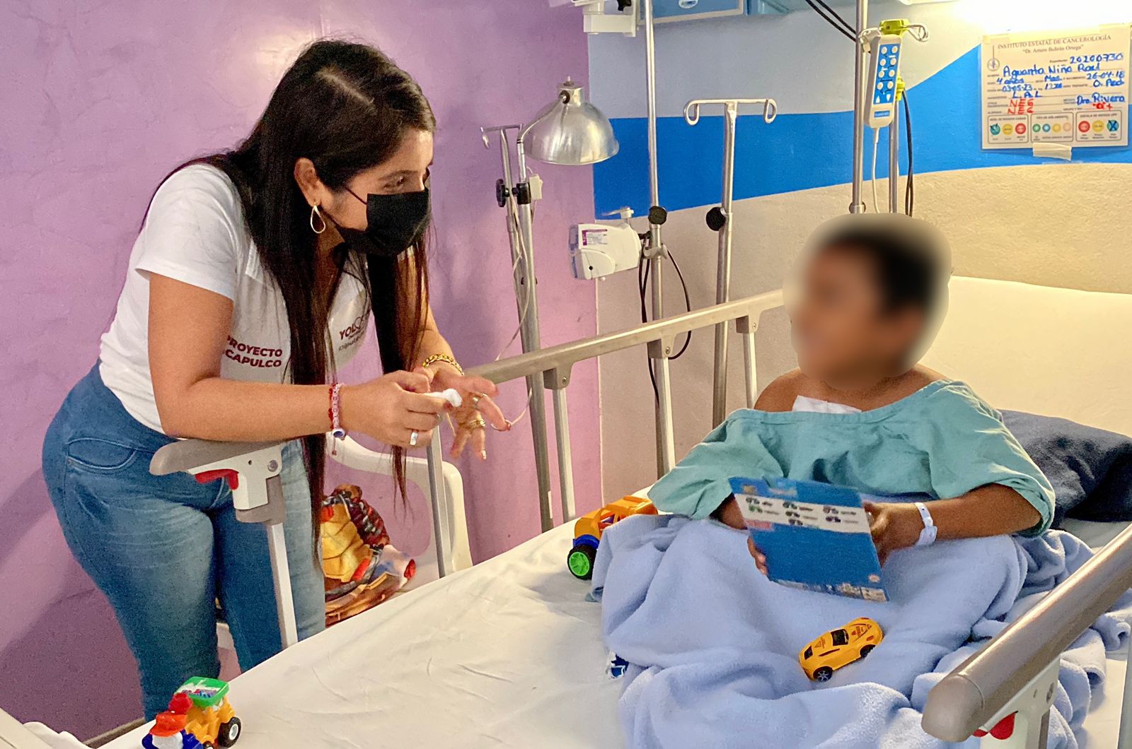 “Su sonrisa fue mi satisfacción”, dice Yoloczin Domínguez, al visitar a niños en Cancerología