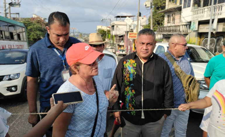 Bloquean por tres horas la avenida Constituyentes habitantes de tres colonias por falta de agua